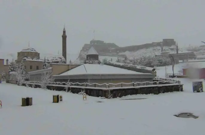 Kars’ta yer gök beyaz: Kar kalınlığı 30 santimi aştı
