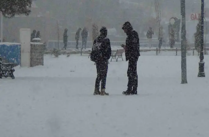 Kars’ta yoğun kar yağışı: Vatandaşlar kar altında halay çekti
