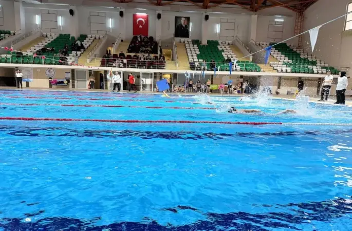 Kars’ta yüzme şöleni: Minik sporcular yarı final biletini aldı
