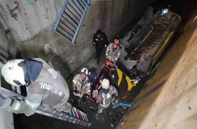 Kartal’da alkollü taksi sürücüsü 5 metrelik dereye uçtu
