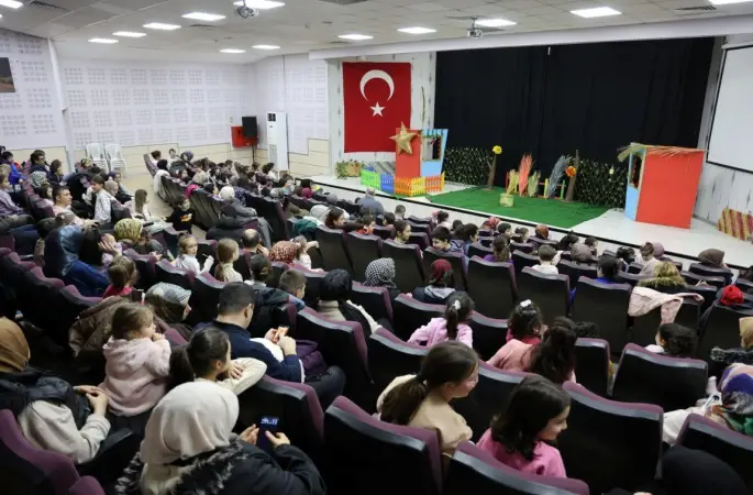 Kartepe’de çocuklar "Meraklı Civciv" oyununu izledi
