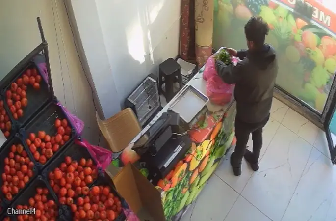 Kasada kimse yokken parasını bırakan müşteriye esnaftan teşekkür
