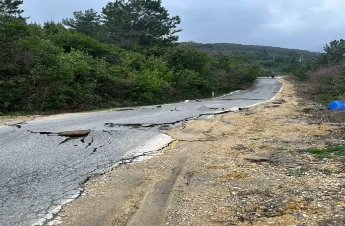 Kastamonu’da heyelan sebebiyle çatlaklar oluşan yol ulaşıma kapatıldı
