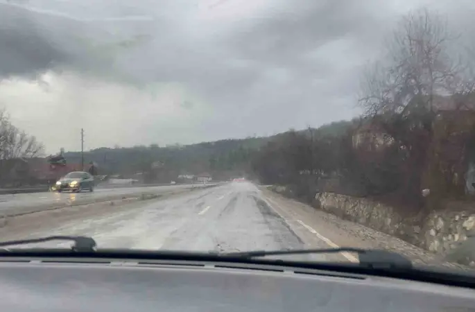 Kastamonu’da sağanak yağış sürücülere zor anlar yaşattı
