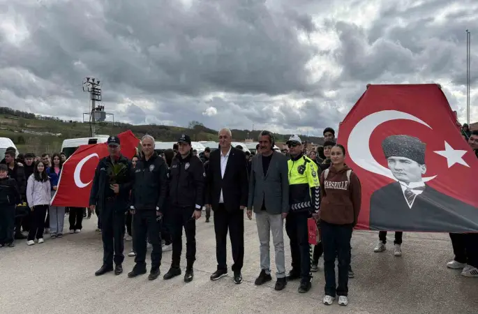 Kavga ihbarı üzerine geldiler, alkışlarla karşılandılar
