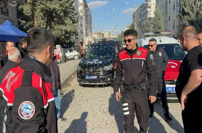 Kavga ihbarına giden polisler pasta ve çiçekle karşılandı
