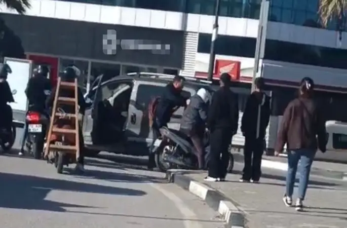 Kavşakta geçiş önceliği tartışması kavgaya dönüştü: Taraflar birbirlerine girdi
