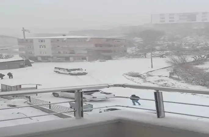 Kayarak üzerine gelen minibüsü gördü, manevrasıyla kazadan kurtuldu
