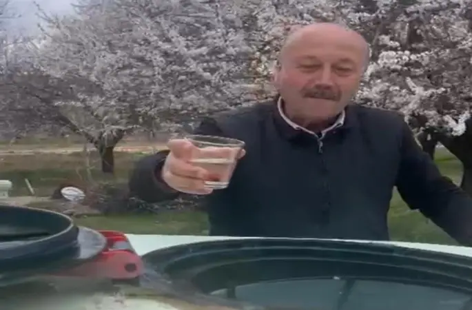 Kayısı bahçelerinde "zemzemli" ilaçlama
