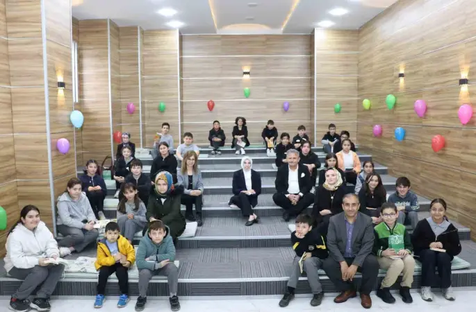 Kaymakam ve Başkan çocuklarla kitap okudu
