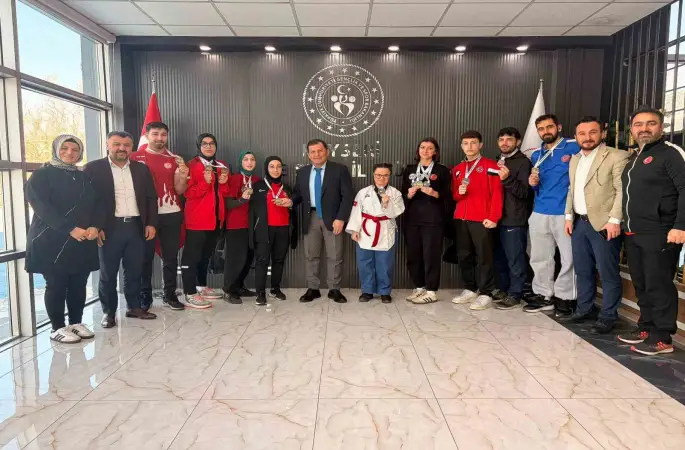 Kayserili İşitme Engelliler Taekwondo Sporcularından tarihi başarı
