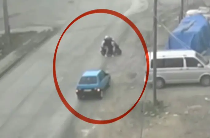 Kaza atlatan otomobil geri dönüp motosiklete çarptı: O anlar kamerada
