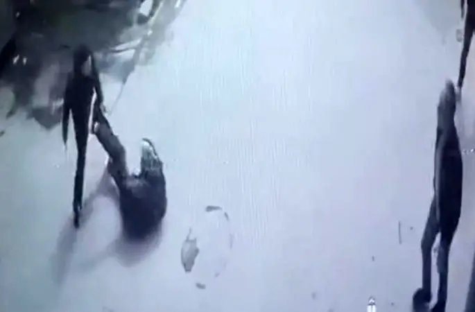 Kaza sonrası bıçaklı kavga kamerada
