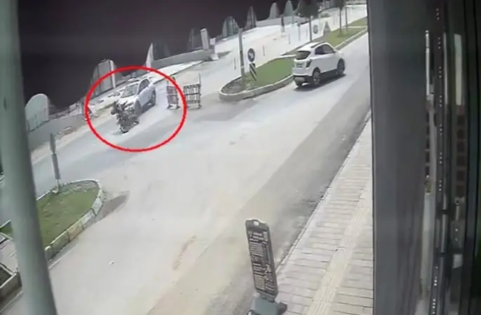 Kaza yapan motosikletli karşı yönden gelen minibüsün altında kaldı
