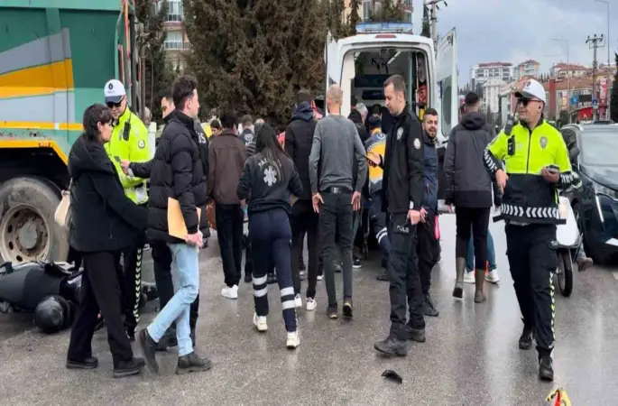 Kazada kamyonun altına sürüklenen motosikletteki 2 kişi yaralandı
