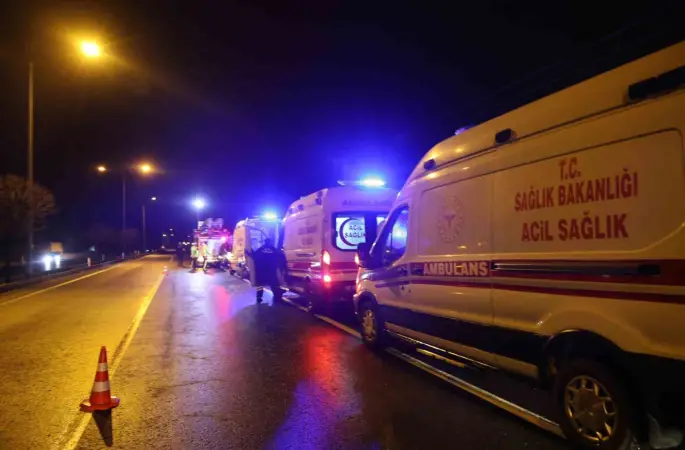 Kazada yaralanan kardeşi ile aynı ambulansa binmek isteyen yaralı ekiplere zor anlar yaşattı
