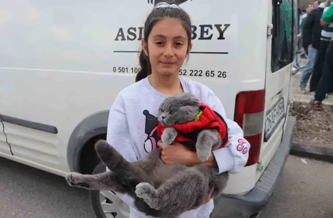 Kedisiyle stadyuma gelen minik taraftar bu sefer de Bursaspor’un yanında
