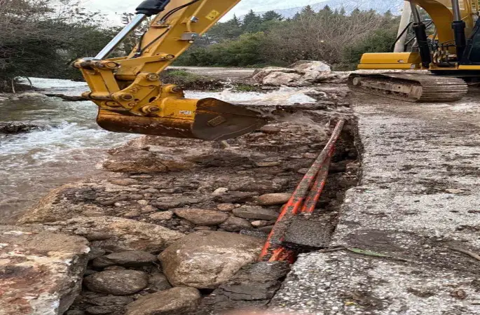 Kemer’de şiddetli yağış nedeniyle çöken yol onarıldı
