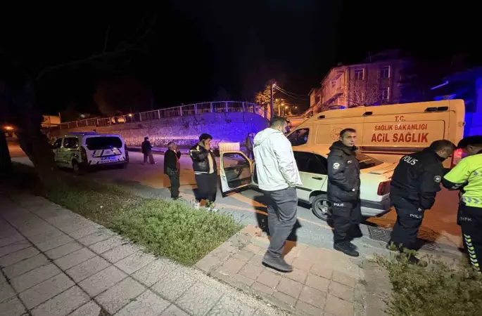 Kendilerini uyaran adamı darp eden şahıslar otomobili bırakıp kaçtı
