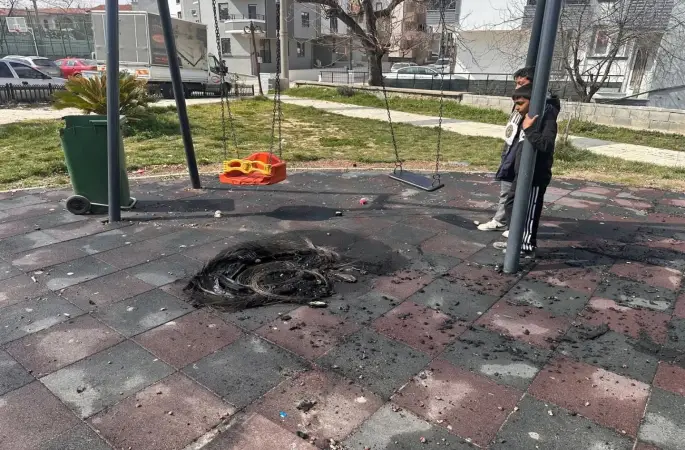 Keşan’da çocuk parkında yakılan ateş oyun gruplarına zarar verdi
