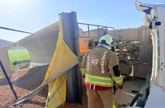 Kırıkhan’da devrilen hafriyat kamyonunun sürücüsü yaralandı
