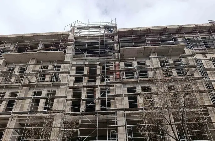 Kırşehir’de 3 işçi maaşlarını alamadıkları iddiasıyla inşaata çıktı
