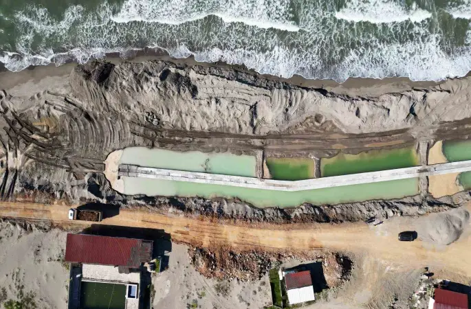 Kıyı erozyonunun tahrip ettiği Karasu sahilinde önlemler alınıyor
