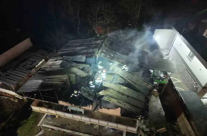 Kocaeli’de 2 katlı evin çatısı alevlere teslim oldu
