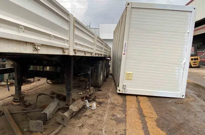 Kocaeli’de konteyner ile tır dorsesi arasında sıkışan işçi yaralandı
