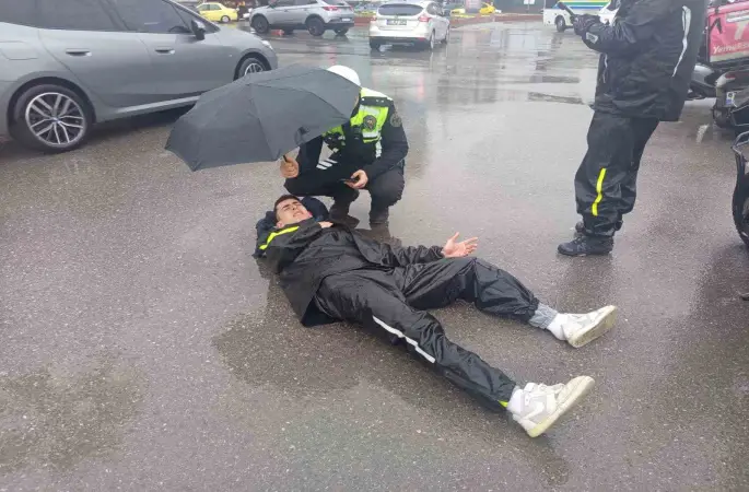 Komiserden örnek davranış, yaralı kuryenin başından ayrılmadı
