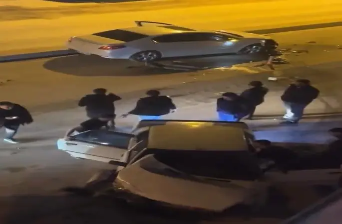 Kontrolden çıkan araç ters yola girdi, otomobil ile kafa kafaya çarpıştı
