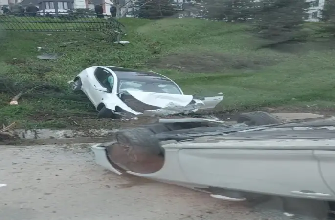 Kontrolden çıkan elektrikli araç otoparkı savaş alanına çevirdi
