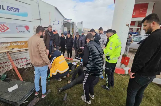Kontrolden çıkan hafif ticari araç akaryakıt istasyonuna daldı: 2 yaralı
