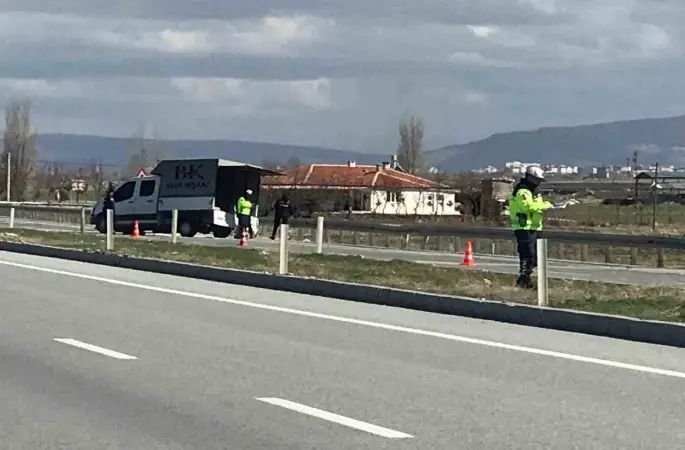 Kontrolden çıkan kamyonet bariyerlere çarptı: 1 yaralı
