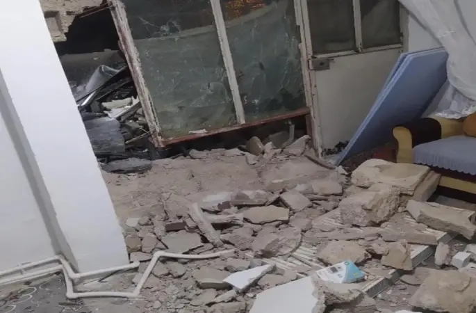 Kontrolden çıkan otomobil bahçe duvarını yıkarak eve çarptı: 1 yaralı
