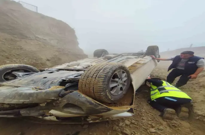 Kontrolden çıkan otomobil DESKİ tarafından açılan çukura yuvarlandı; 1 yaralı
