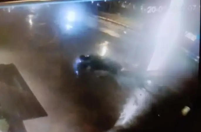 Kontrolden çıkan otomobil reklam panosuna çarptı: 1 ölü, 2 yaralı
