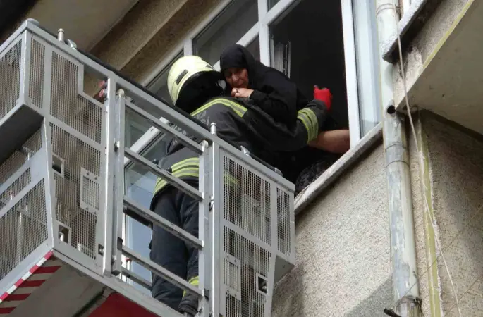 Konya’da binada çıkan yangında mahsur kalan 5’i çocuk 8 kişi ekiplerce kurtarıldı
