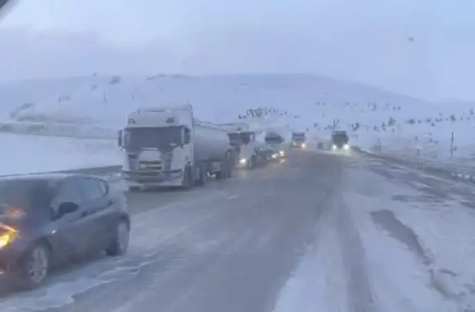 Kop Dağı Geçidi yoğun kar ve tipi nedeniyle ulaşıma kapandı
