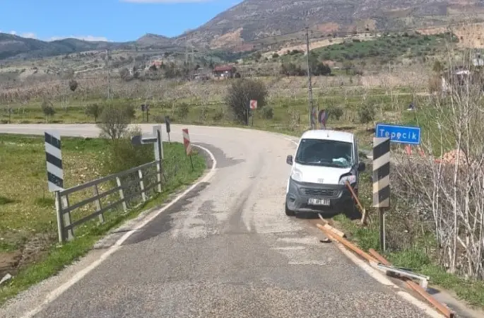 Köprü demirleri araca saplandı: 1 yaralı
