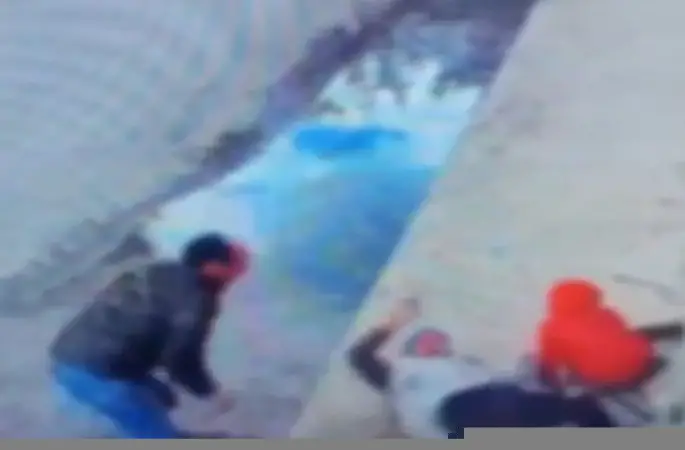 Kornaya bastı ama otomobile çarpmaktan kurtulamadı
