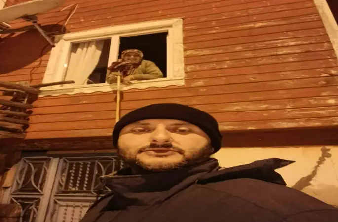 Köy muhtarı yaşlı kadının ilaçlarını 2 kilometre yürüyerek ulaştırdı
