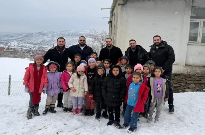 Köy okullarında eğitim gören öğrencilere kırtasiye malzemesi yardımı
