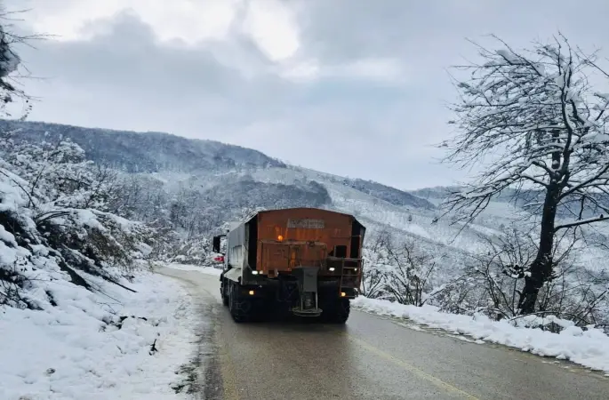 Köy yollarında tuzlama çalışmaları sürüyor
