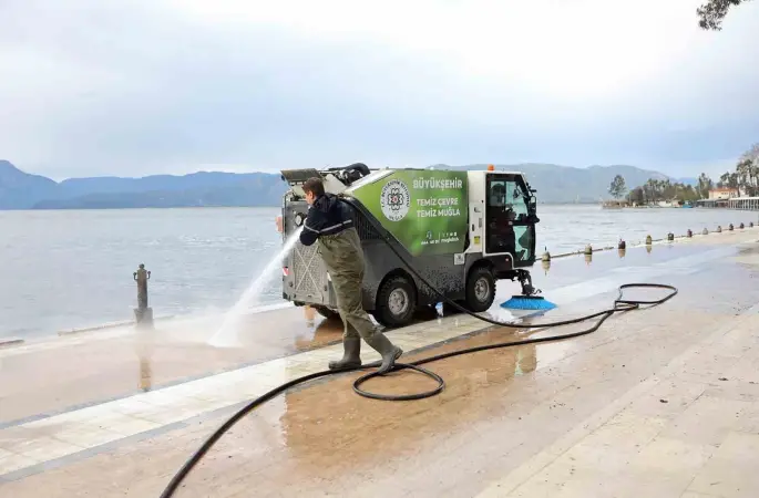 Köyceğiz gölünde sular çekildi, temizlik başladı
