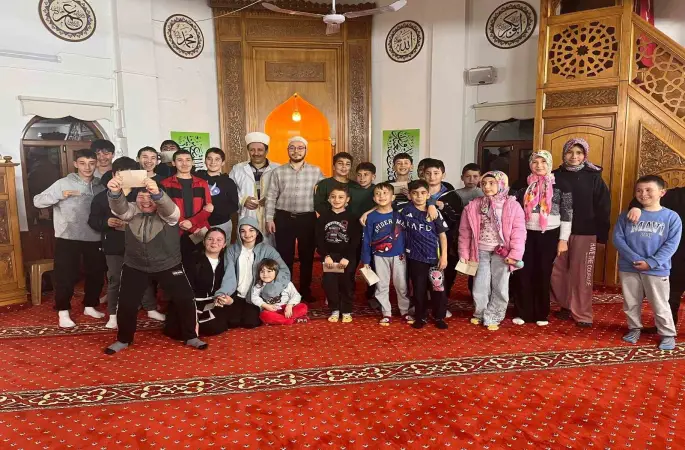 Köyceğiz’de çocuklar son teravihte bayram harçlıklarını aldı
