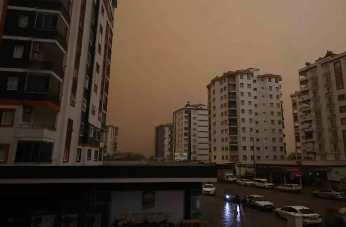 Kozan’da çöl tozu etkili oldu, sağanakla birlikte çamur yağdı

