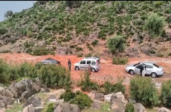 Kozan’da sağanak ve dolu hayatı felç etti: Yollar kapandı, araçlar mahsur kaldı
