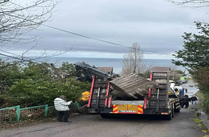 Kozlu’da kepçe dorseden yola düştü, ulaşım bir süre aksadı

