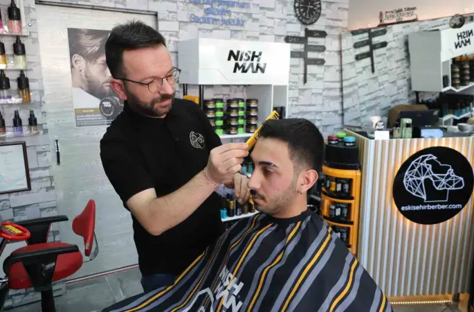 Kuaförlerin bayram tıraşı mesaisi sahura kadar uzuyor
